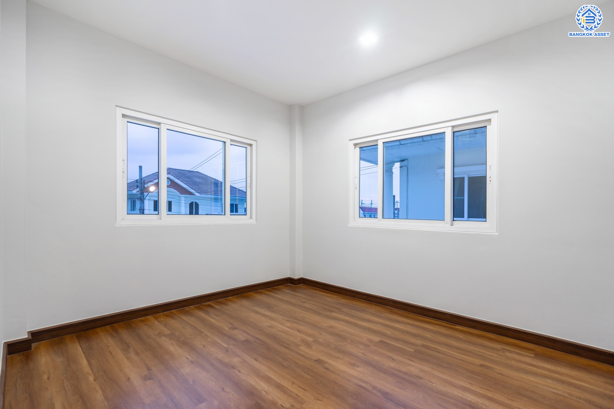 บ้านมือสองตกแต่งใหม่ ม.ธันยบดี บางใหญ่-กาญจนาฯ บ้านเดี่ยวหลังใหญ่ เนื้อที่ 56 ตร.ว. ฟังก์ชัน 4 ห้องนอน 3 ห้องน้ำ จอดรถได้ 2 คันบนทำเลคุณภาพ หน้าโครงการติดถนนกาญจนาฯ ใกล้เซ็นทรัลเวสต์เกต ทางด่วน และรถไฟฟ้าสายสีม่วง "สถานีตลาดบางใหญ่"